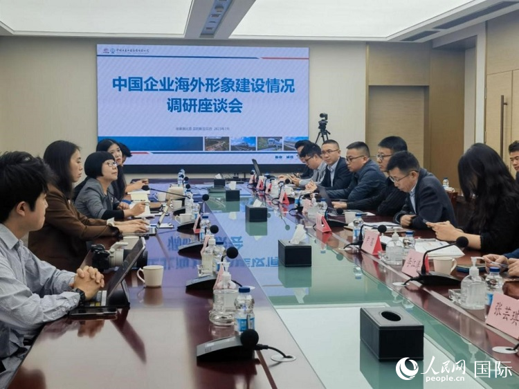 埃塞俄比亞中國商會企業(yè)代表與人民網(wǎng)記者座談。人民網(wǎng)記者 劉寧攝