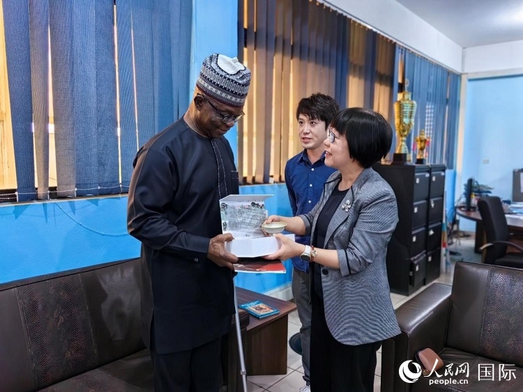 人民網(wǎng)監(jiān)事會主席唐維紅（右一）帶隊訪問尼日利亞通訊社，與該社總裁布克·龐勒（左一）交流。人民網(wǎng)記者 陳星星攝