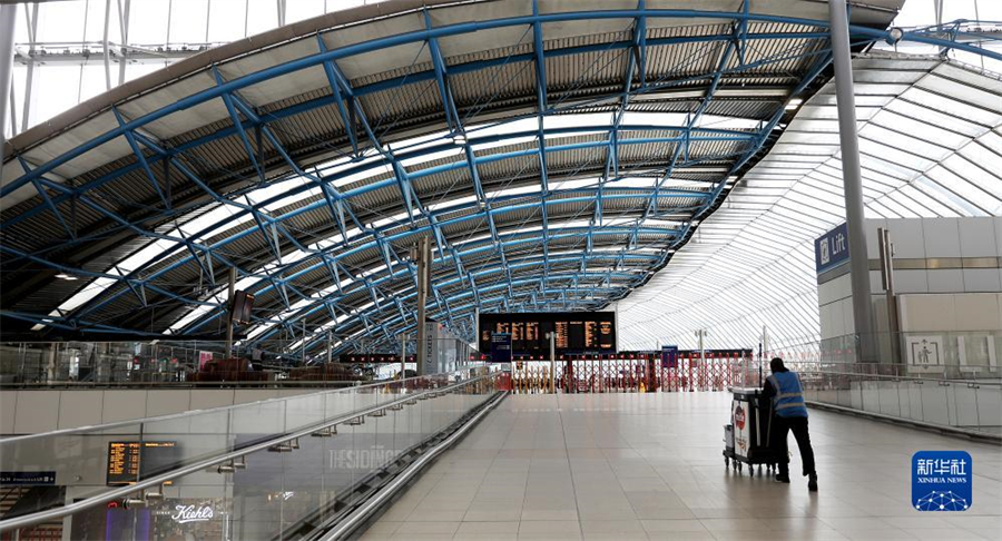 9月1日，一名工作人員在英國倫敦滑鐵盧火車站內(nèi)行走。因在收入、工作條件等方面與鐵路運(yùn)營企業(yè)存在分歧，英國鐵路員工在9月1日、2日舉行罷工。由于鐵路服務(wù)大幅減少，人們出行面臨不便。新華社記者 李穎 攝