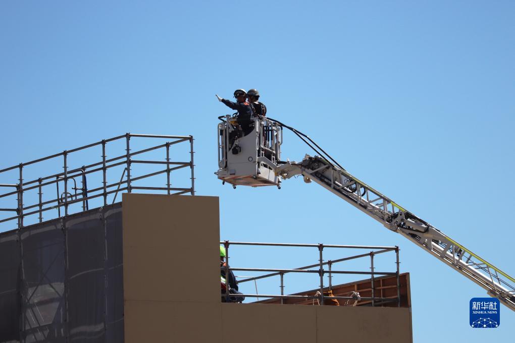 9月1日，在日本神奈川縣相模原市，消防員演練用消防云梯車救下被困高樓的民眾。9月1日是日本防災(zāi)日。當(dāng)天，日本中央政府及多個都縣市舉行了防災(zāi)演練，以提高大規(guī)模災(zāi)害發(fā)生時防災(zāi)機(jī)構(gòu)和市民迅速應(yīng)對的能力。新華社記者 楊光 攝
