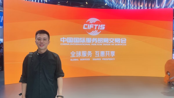 9月2日，梁家僖在國(guó)家會(huì)議中心拍照留念。受訪者供圖