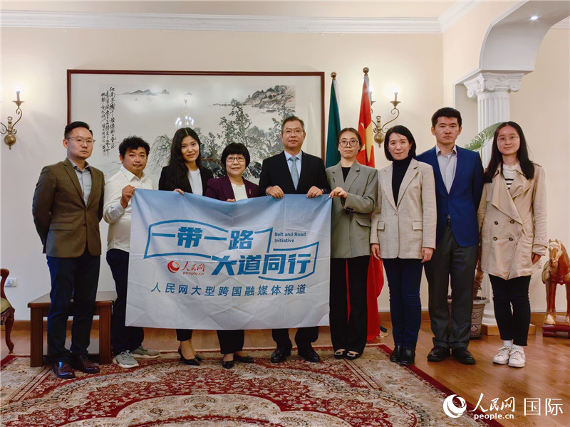 胡長(zhǎng)春大使、駐非盟使團(tuán)工作人員與人民網(wǎng)記者合影。