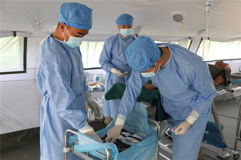 出征前，“純凈家園-2023”多國聯(lián)合掃雷行動中方任務分隊醫(yī)療組官兵正在進行專業(yè)訓練。趙文環(huán)攝