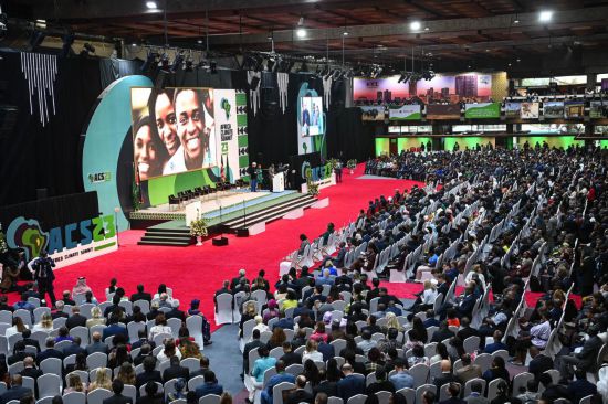 9月4日，在肯尼亞內(nèi)羅畢，與會(huì)代表參加首屆非洲氣候峰會(huì)開幕式。新華社記者 韓旭 攝