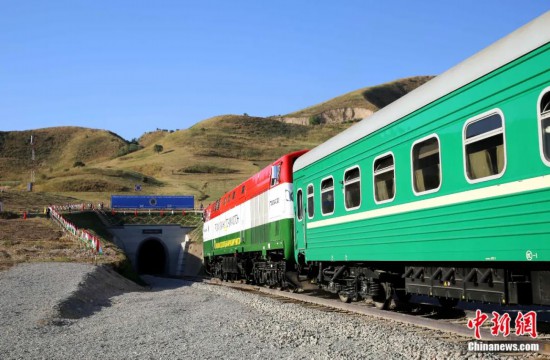 2016年8月24日，塔吉克斯坦“瓦赫達特-亞灣”鐵路通車。這是絲綢之路經(jīng)濟帶框架下首個開工并建成的鐵路項目，具標志性意義。圖為火車進入由中鐵十九局集團有限公司承建的隧道。文龍杰 攝