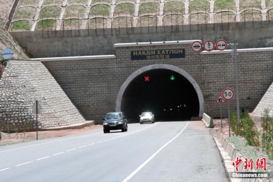 連接塔吉克斯坦南北的重要隧道之一哈特隆隧道由中國路橋承建，是塔國南北公路交通的重要干線道路，對促進塔吉克斯坦南北交流和國民經(jīng)濟發(fā)展具有重要意義。田冰攝