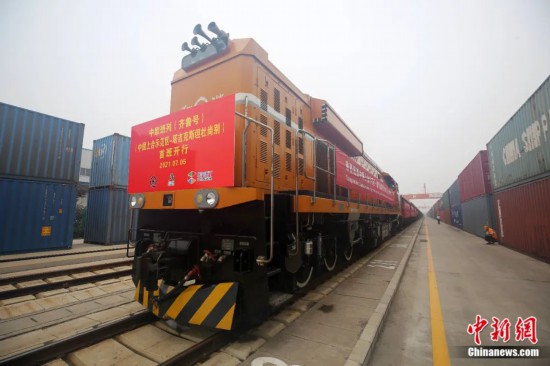 2021年7月5日，中國—上海合作組織地方經(jīng)貿(mào)合作示范區(qū)（簡稱“上合示范區(qū)”）前往塔吉克斯坦首都杜尚別的首班中歐班列（齊魯號）“上合快線”發(fā)出，從上合示范區(qū)青島多式聯(lián)運中心啟程，為中國及日本、韓國等周邊國家和地區(qū)與塔吉克斯坦經(jīng)貿(mào)往來提供了全新的物流解決方案。胡耀杰 攝