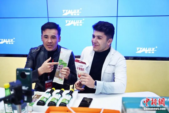 2023年3月，甘肅省慶陽市環(huán)縣電商創(chuàng)業(yè)孵化基地內(nèi)，來自蘭州文理學院的塔吉克斯坦留學生正在協(xié)助主播直播帶貨當?shù)剞r(nóng)特產(chǎn)品。李亞龍 攝