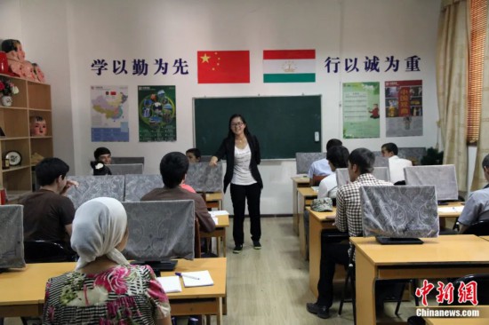 2014年，塔吉克斯坦國立民族大學的孔子學院內(nèi)，教師正在為塔吉克斯坦學生授課。田冰 攝