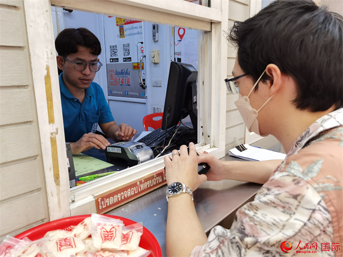 市民在活動(dòng)現(xiàn)場(chǎng)捐贈(zèng)善款。人民網(wǎng)記者 白元琪攝