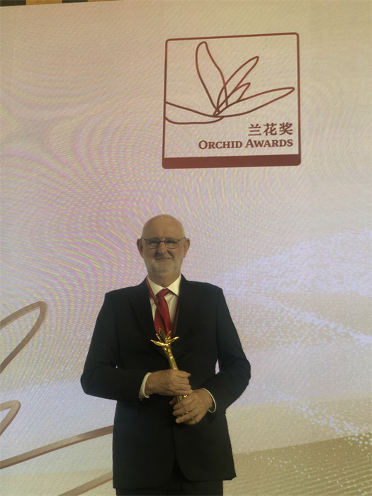 保利諾教授在頒獎典禮現(xiàn)場。 巴西圣保羅州立大學(xué)孔子學(xué)院供圖。