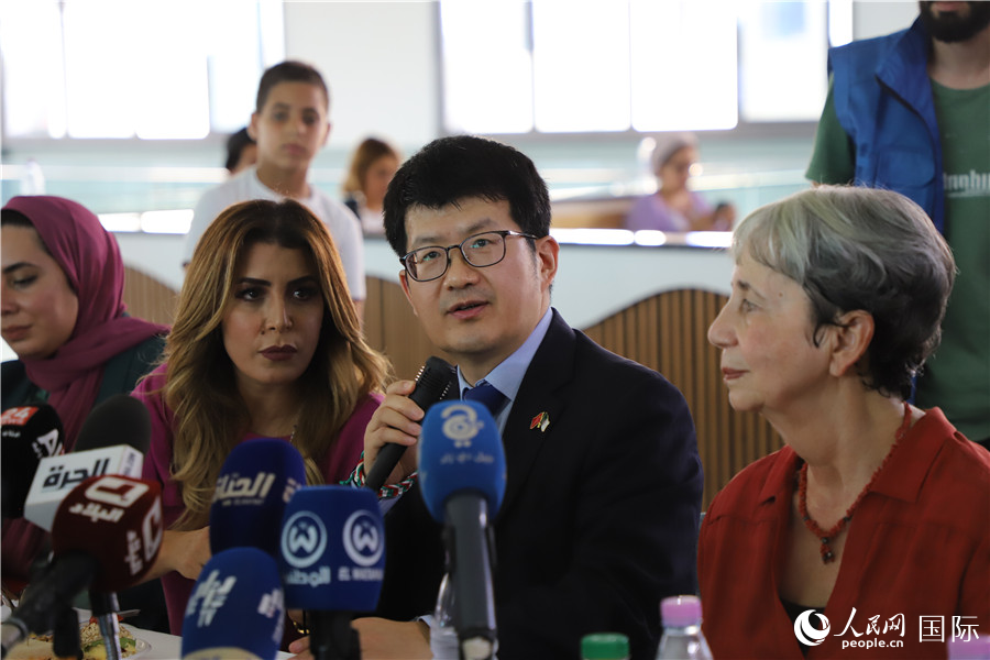 李健在捐贈活動上致辭。人民網(wǎng)記者 王傳寶攝