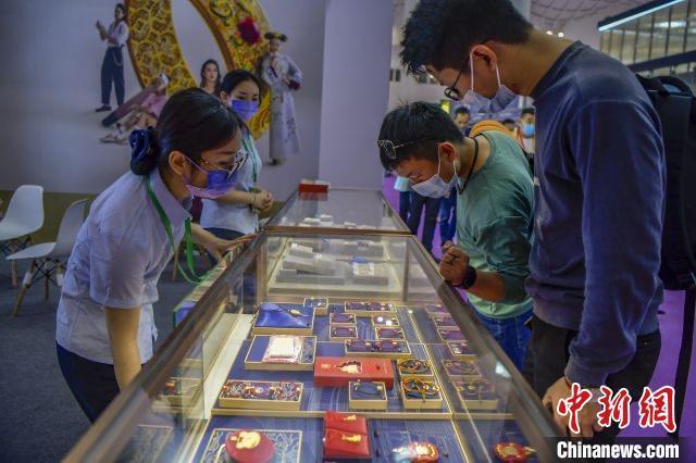 資料圖：民眾選購金飾品。駱云飛 攝