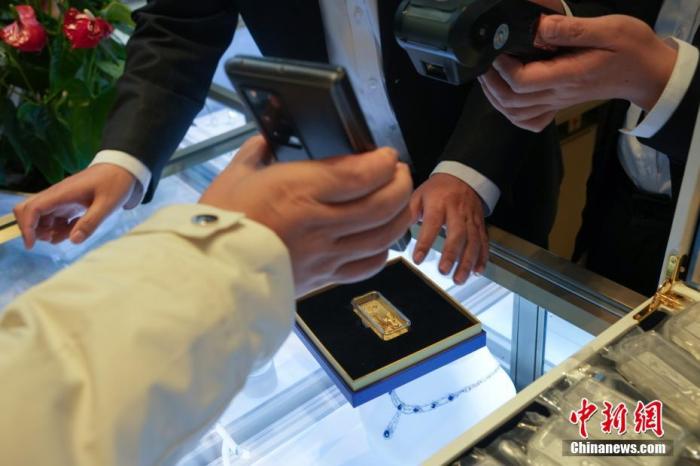 資料圖：顧客在現(xiàn)場掃碼購買冰雪競技金條。 <a target='_blank' href='/'><p  align=