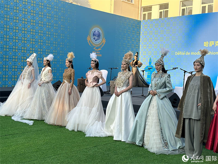 哈薩克斯坦獨(dú)立設(shè)計(jì)師品牌“Ai-zer”帶來了民族服裝時(shí)裝秀。人民網(wǎng) 阿爾達(dá)克攝