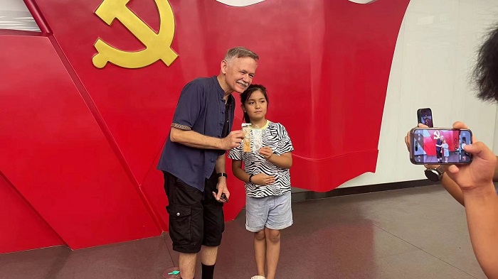 潘維廉和志愿講解員紀(jì)念合影。主辦方供圖