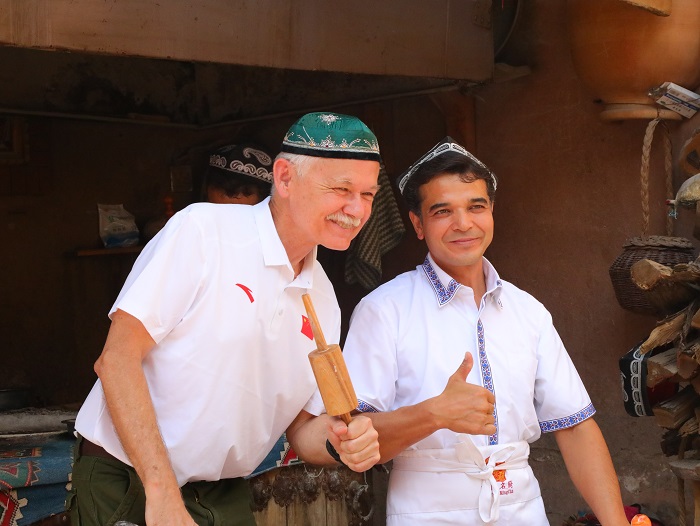 潘維廉和維吾爾族創(chuàng)業(yè)青年合影。主辦方供圖