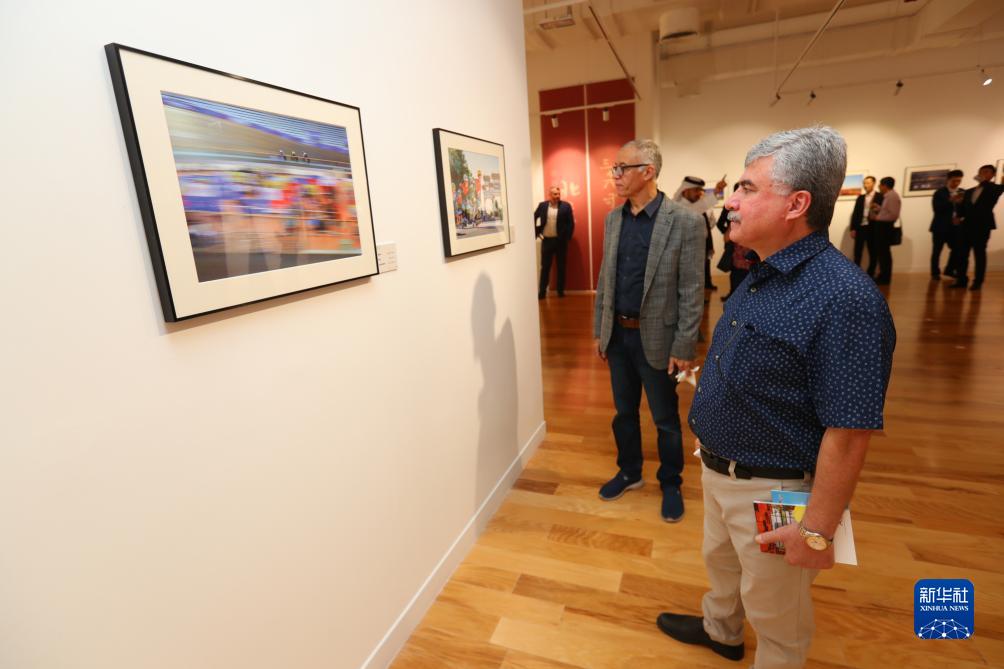 9月18日，人們?cè)诳ㄋ柖喙⒂^(guān)“你好，北京”攝影展。新華社記者隋先凱攝