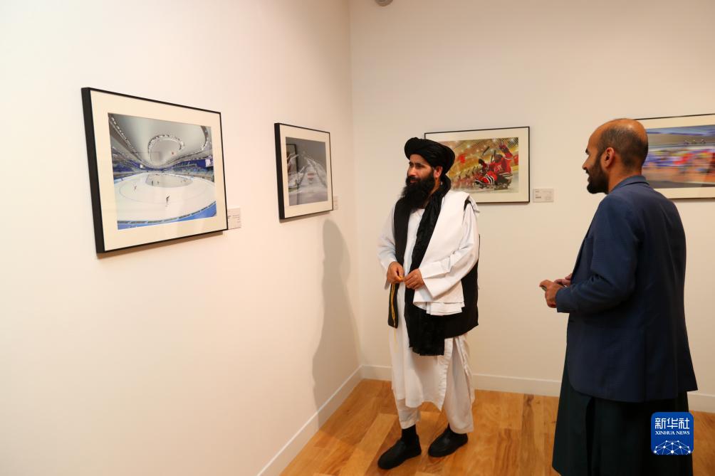 9月18日，人們?cè)诳ㄋ柖喙⒂^(guān)“你好，北京”攝影展。新華社記者隋先凱攝