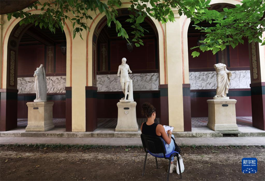 9月17日，在法國(guó)巴黎國(guó)立高等美術(shù)學(xué)院舉行的歐洲遺產(chǎn)日活動(dòng)上，參觀者參與繪畫創(chuàng)作和體驗(yàn)。新華社記者 高靜 攝