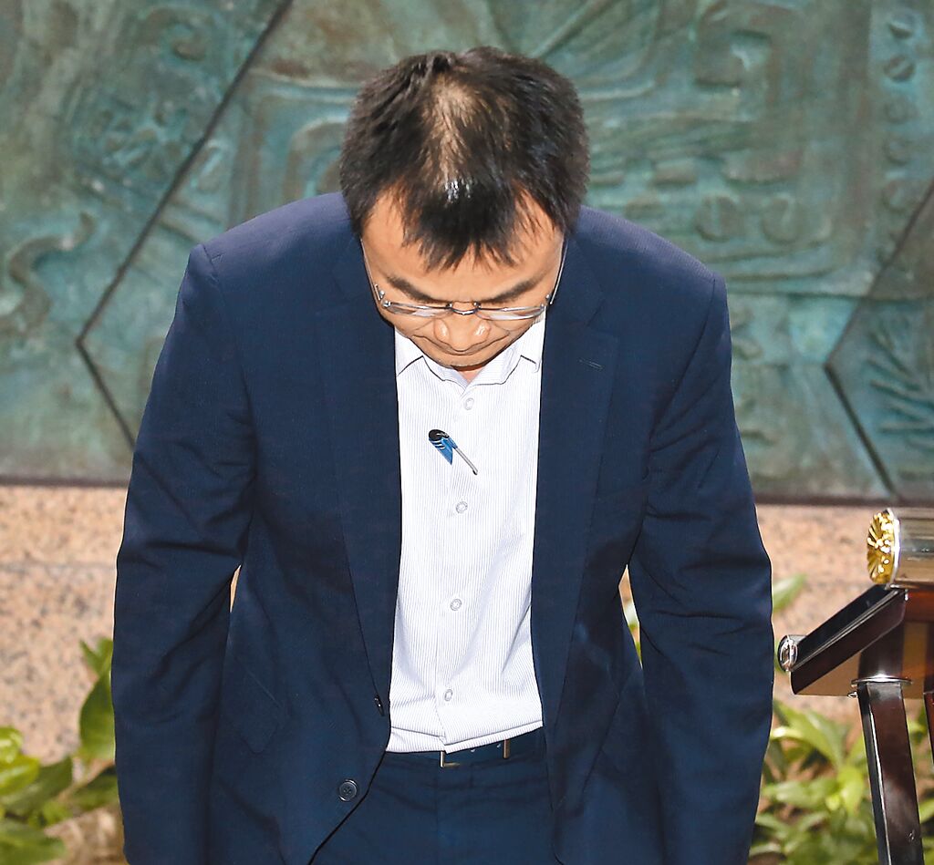 臺農(nóng)業(yè)部門負(fù)責(zé)人陳吉仲19日傍晚舉行記者會說明項(xiàng)目進(jìn)口雞蛋議題，當(dāng)日晚間8點(diǎn)在臉書上宣布辭職。 圖片來源：臺灣“中時新聞網(wǎng)”