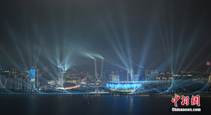 9月23日，杭州第19屆亞運會開幕式在浙江杭州奧體中心體育場舉行。圖為璀璨燈光秀點亮錢塘江夜空。<a target='_blank' href='/'><p  align=