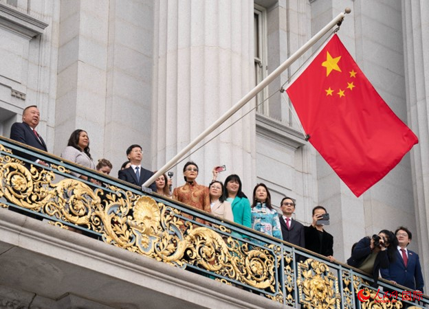 當?shù)貢r間9月29日，中國駐舊金山總領(lǐng)事張建敏與舊金山市長倫敦·布理德一起在舊金山市政廳陽臺升起中國國旗，慶祝中華人民共和國成立74周年。人民網(wǎng)記者 鄧圩攝