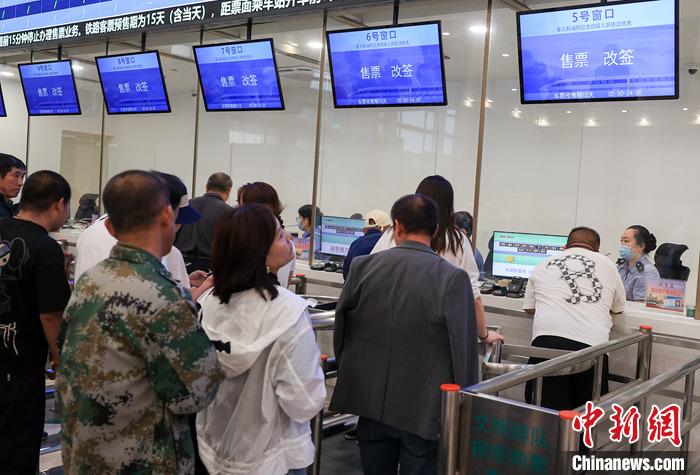 9月21日，旅客在北京站售票大廳內(nèi)購買火車票。當(dāng)日，鐵路部門開始發(fā)售10月5日火車票。國鐵集團(tuán)發(fā)布數(shù)據(jù)顯示，9月13日至20日已發(fā)售火車票1.5億張。鐵路部門將在9月27日至10月1日、10月4日至7日增開200列夜間高鐵，車票已陸續(xù)開始發(fā)售，盡最大努力滿足旅客出行需求。 <a target='_blank' href='/'><p  align=