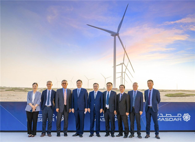 中方建設(shè)者在風(fēng)電場合影。中國電建供圖