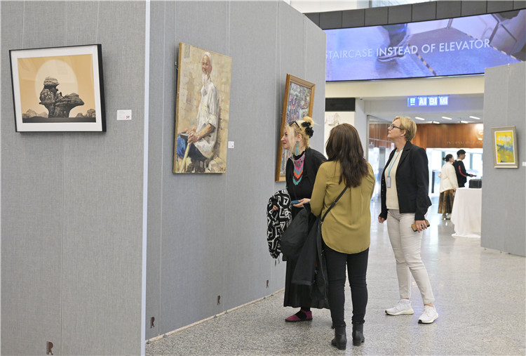 各國外交官在在欣賞中國藝術(shù)家作品。中國常駐維也納代表團(tuán)供圖