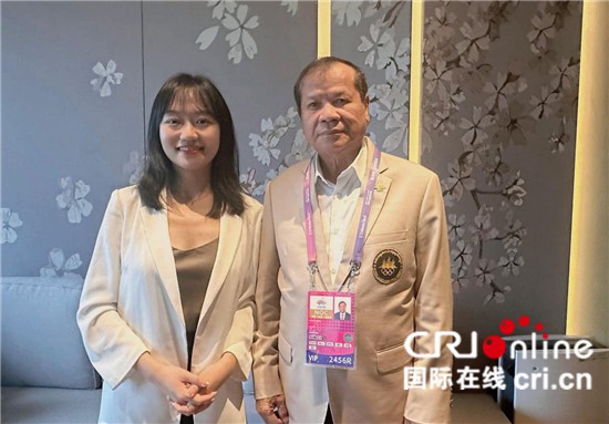 　　△柬埔寨國(guó)家?jiàn)W委會(huì)主席、柬埔寨亞運(yùn)代表團(tuán)團(tuán)長(zhǎng)唐坤（右）接受記者采訪