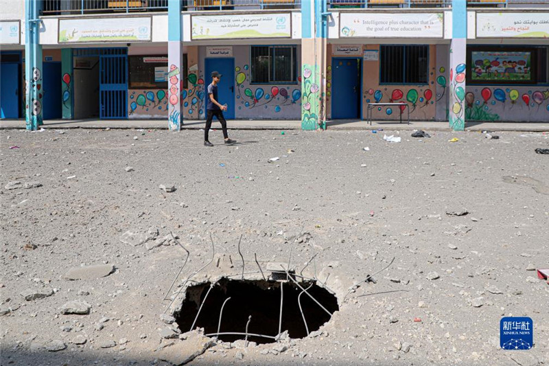 這是10月8日在加沙城一所學(xué)校拍攝的以色列空襲對(duì)地面造成的破壞。新華社發(fā)（里澤克·阿卜杜勒賈瓦德攝）