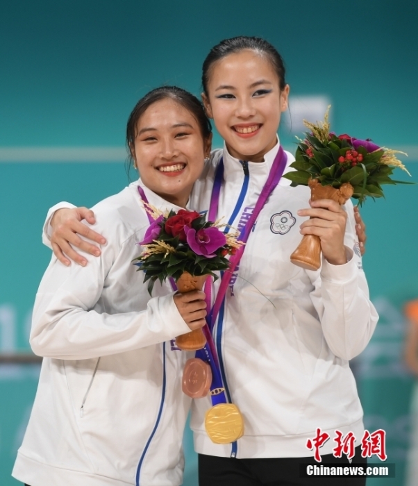 10月7日，杭州第19屆亞運(yùn)會(huì)輪滑項(xiàng)目女子花樣輪滑單人滑長(zhǎng)節(jié)目決賽在錢塘輪滑中心舉行。結(jié)合短節(jié)目決賽成績(jī)，中國(guó)臺(tái)北選手洪筱晴(左)以94.38分的總成績(jī)奪得女子花樣輪滑單人滑冠軍，中國(guó)臺(tái)北選手張致如(右)獲得季軍。<a target='_blank' href='/'><p  align=