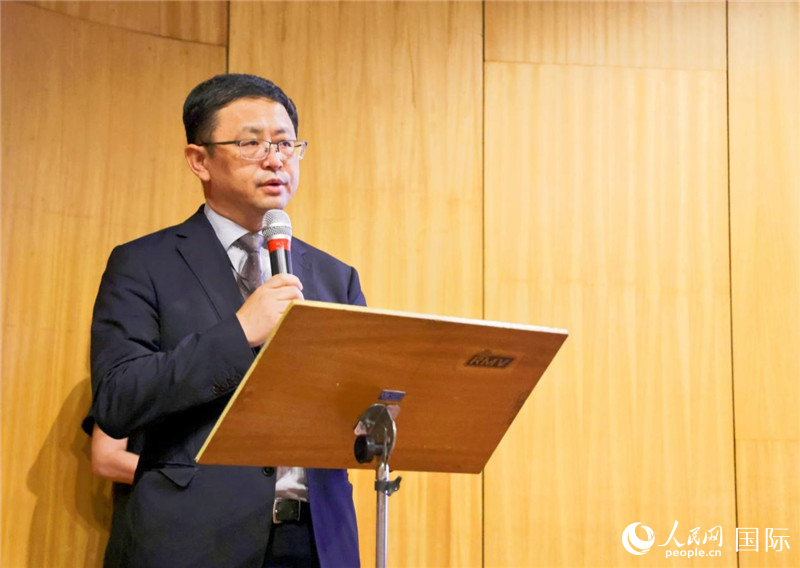 中國(guó)駐里約熱內(nèi)盧總領(lǐng)事館商務(wù)參贊徐元?jiǎng)侔l(fā)表致辭。人民網(wǎng)記者 陳海琪攝