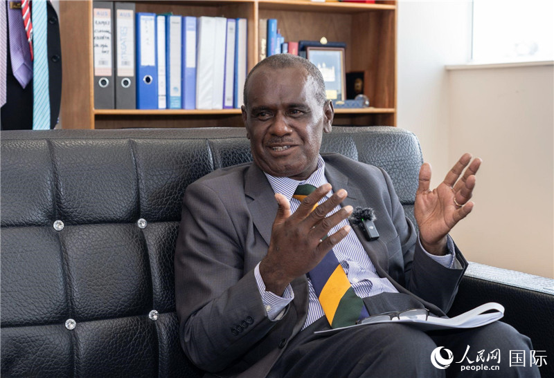 2023年9月13日，所羅門群島外交部長杰里邁亞·馬內(nèi)萊在首都霍尼亞拉接受人民網(wǎng)記者專訪。人民網(wǎng) 賀吉攝