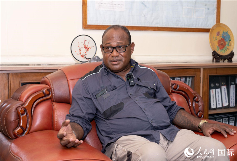 2023年9月13日，所羅門群島副總理兼基礎設施和發(fā)展部長梅納西·梅蘭加在首都霍尼亞拉接受人民網(wǎng)記者專訪。人民網(wǎng) 賀吉攝