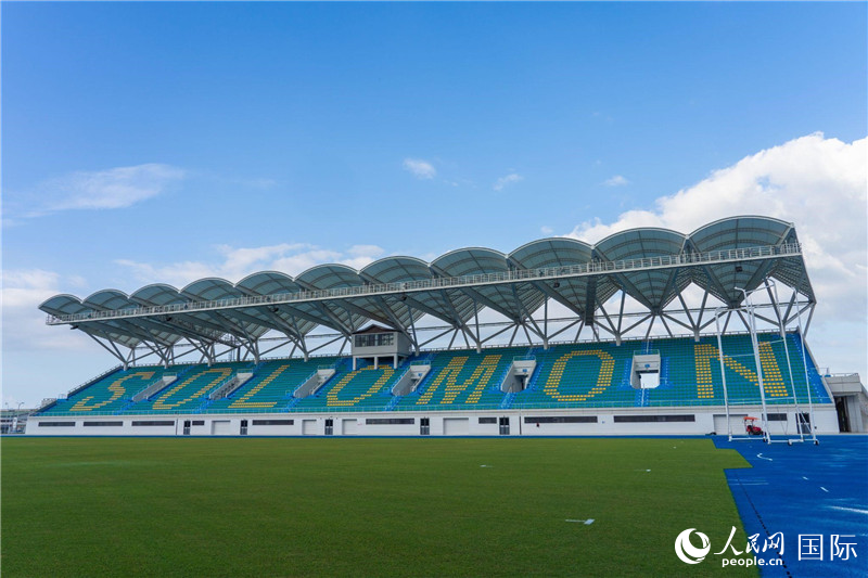 2023年9月12日，位于所羅門群島首都霍尼亞拉的由中土公司承建的中國援所羅門群島2023年太平洋運動會體育場館。人民網(wǎng) 賀吉攝