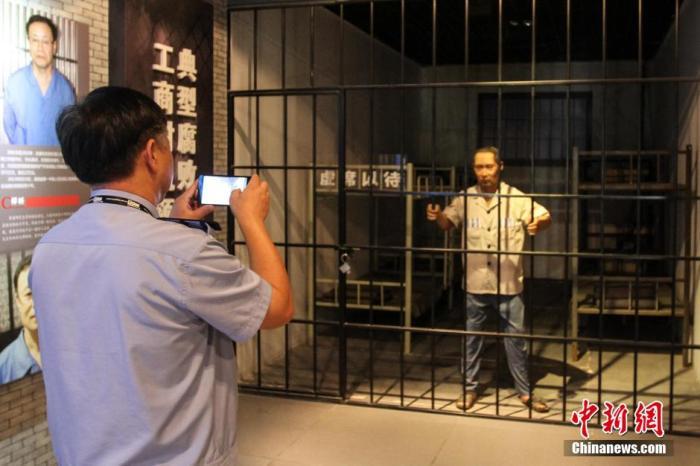 資料圖：2015年10月，海南省公安廳組織黨員干部前往反腐倡廉警示教育基地參觀受教。洪堅(jiān)鵬 攝