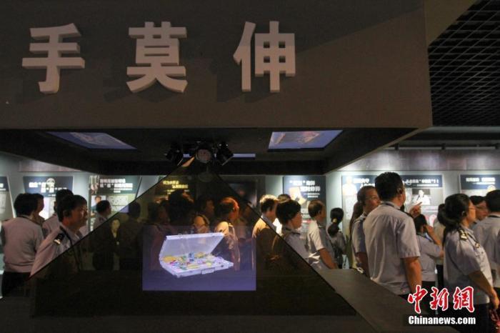 資料圖：2015年10月，海南省公安廳組織黨員干部前往反腐倡廉警示教育基地參觀受教。洪堅(jiān)鵬 攝