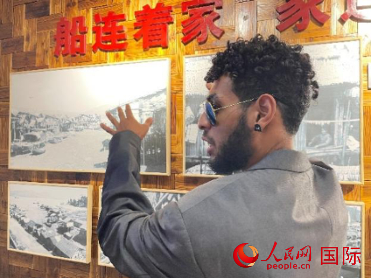 巴布亞新幾內(nèi)亞乒乓球國(guó)家隊(duì)隊(duì)員羅伊在福建省寧德市下歧村參觀。人民網(wǎng)記者 張榮攝