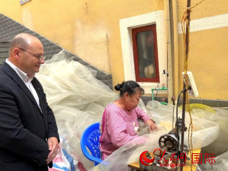 馬耳他瑪格麗特中學(xué)“中國(guó)角”教師馬丁·阿佐帕迪在福建省寧德市下歧村參觀。人民網(wǎng)記者 周雨攝