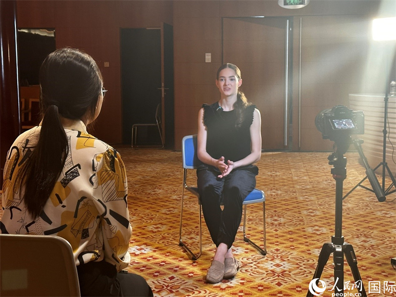 莫斯科大劇院芭蕾舞團(tuán)首席舞者埃莉奧諾拉·塞弗納德接受人民網(wǎng)記者專訪。人民網(wǎng)記者 申佳平攝