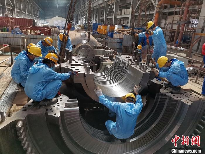 圖為青山緯達貝園區(qū)汽輪機機組在進行現(xiàn)場安裝。 受訪者供圖