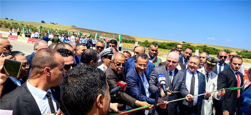 2023年8月12日，阿爾及利亞總理阿卜杜拉赫曼（前右四）參加阿爾及利亞東西高速公路東標(biāo)段主線84公里段通車儀式。中信建設(shè)供圖
