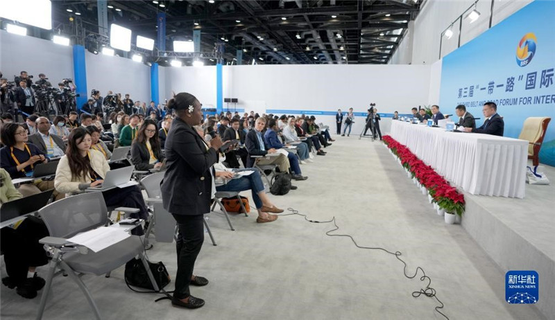 10月16日，第三屆“一帶一路”國(guó)際合作高峰論壇新聞中心在北京國(guó)家會(huì)議中心舉行首場(chǎng)吹風(fēng)會(huì)，邀請(qǐng)自然資源部國(guó)際合作司和相關(guān)單位負(fù)責(zé)人介紹有關(guān)情況，并回答記者提問(wèn)。新華社記者 王毓國(guó)攝