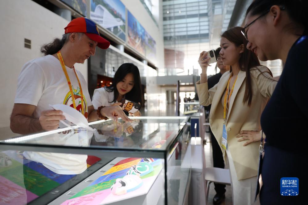 10月16日，參會記者在“一帶一路”國際合作高峰論壇新聞中心參觀展示的中國非物質(zhì)文化遺產(chǎn)展品。新華社記者 陳斌 攝