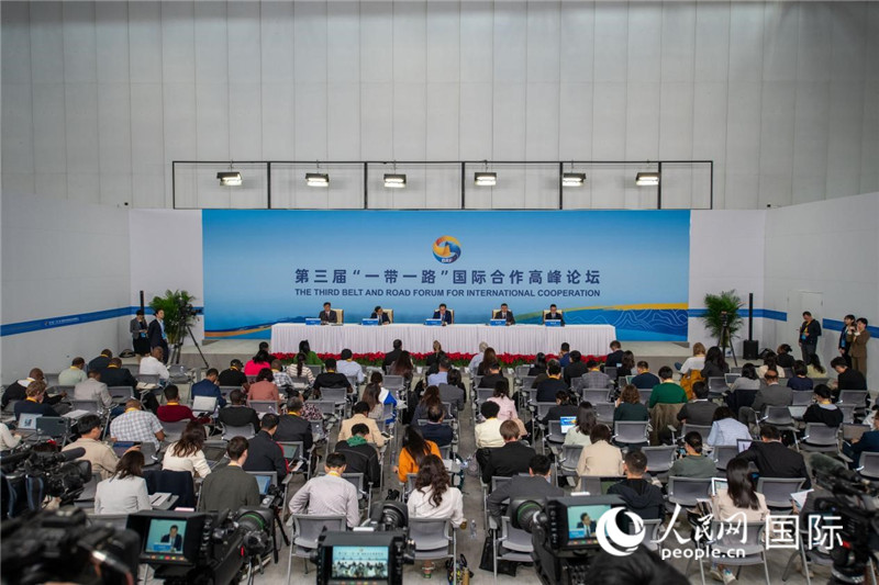 10月16日，第三屆“一帶一路”國際合作高峰論壇新聞中心在北京國家會議中心舉行首場吹風(fēng)會，邀請自然資源部國際合作司和相關(guān)單位負(fù)責(zé)人介紹有關(guān)情況，并回答記者提問。人民網(wǎng)記者 翁奇羽攝