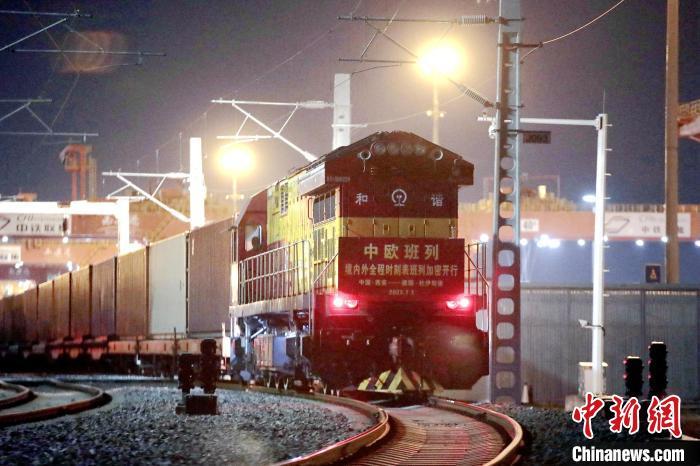圖為中歐班列整裝待發(fā)?！＄姾擦?攝