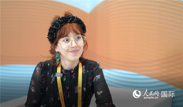 烏拉圭《共和國報》記者瓦倫蒂娜·加西亞接受人民網(wǎng)記者采訪。人民網(wǎng)記者 王天樂攝