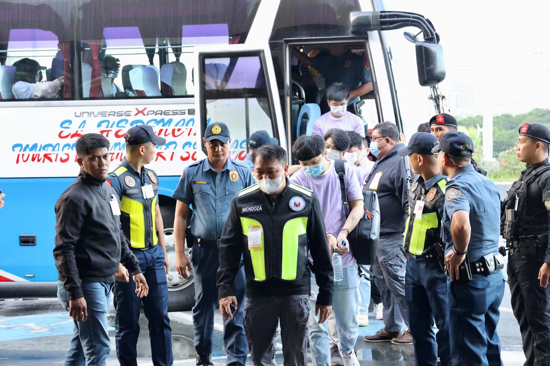 中菲兩國執(zhí)法部門合作遣返在菲從事離岸博彩的中國公民。中國駐菲律賓使館供圖